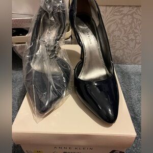 Anne Klein Women's Glossy Navy D’arsay 3 3/4” Heels. VG & comf.Size 8 1/2. $18